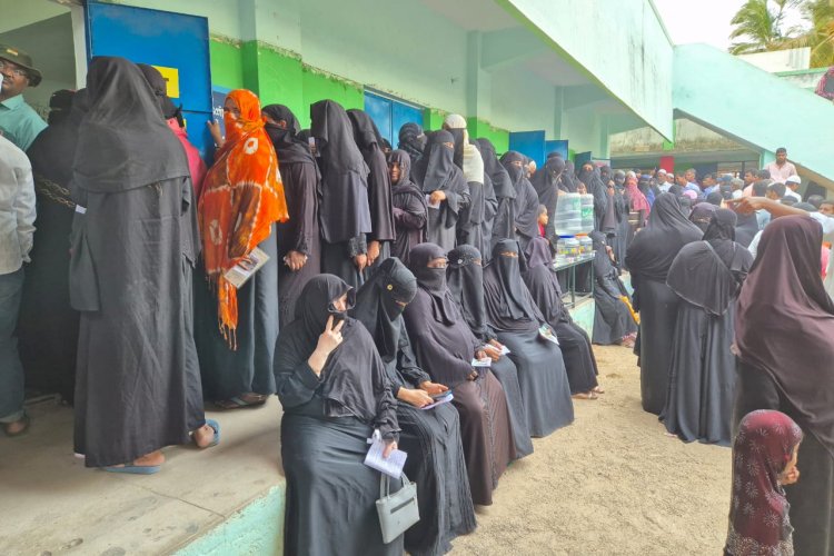 வரிசை கட்டிய வாணியம்பாடி வாக்காளர்கள்! வாக்கு சதவீதத்தை மாற்றி மாற்றி கூறும் ஆணையம்!