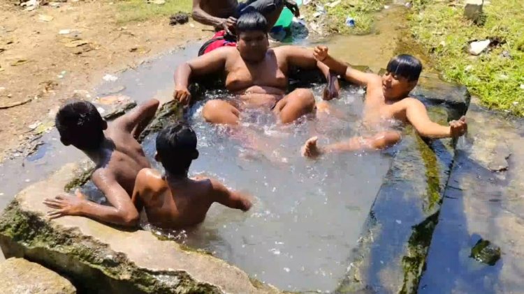 குளு குளு நீரில் ஆட்டம் போடும் சிறுவர்கள்!