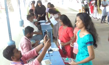 தலை விரி கோலத்தில் நீட் தேர்வு எழுதிய மாணவிகள்!