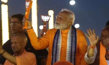 ரோட்ஷோ வாகனத்தில் உடனிருந்தவருக்கு பாடம் சொல்லிக் கொடுத்த மோடி!