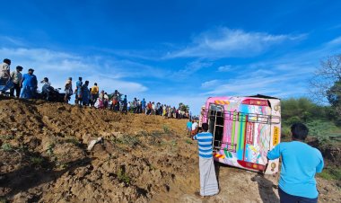 பயணிகளை ஏற்றுவதில் போட்டி! குப்புற கவிழ்ந்த பேருந்து!