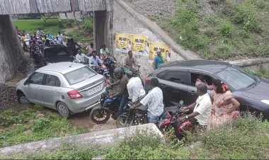 முன் அறிவிப்பு இல்லாமல் சாத்தப்பட்ட கேட்! பொதுமக்கள் அவதி!