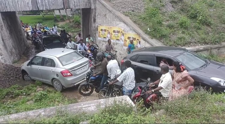 முன் அறிவிப்பு இல்லாமல் சாத்தப்பட்ட கேட்! பொதுமக்கள் அவதி!