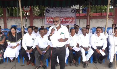 புதிய சட்டங்களை எதிர்த்து போராடிய வழக்கறிஞர்கள்!நெல்லையில் லட்டு கொடுத்ததால் பதற்றம்!