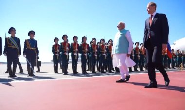 விளாடிமரிடம் மோடி என்ன பேசினார்?   5 ஆண்டுகள் கழித்து ரஷியா சென்ற பிரதமர்! ராணுவ மரியாதையுடன் உற்சாக வரவேற்பு!