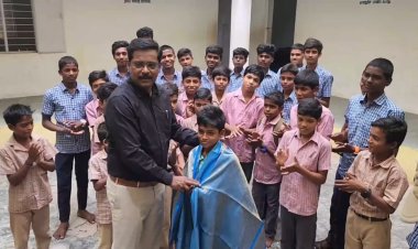 மாணவனுக்கு சால்வை அணிவித்து பிறந்தநாள் வாழ்த்து தெரிவித்த ஆட்சியர்!
