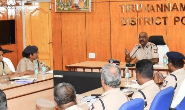 துப்பாக்கியை உடன் வைத்திருங்கள்! லத்தியை ஏன் மறந்தீர்கள்? சட்டம் ஒழுங்கு கூட்டத்தில் ஏ.டி.ஜி.பி. அறிவுரை!