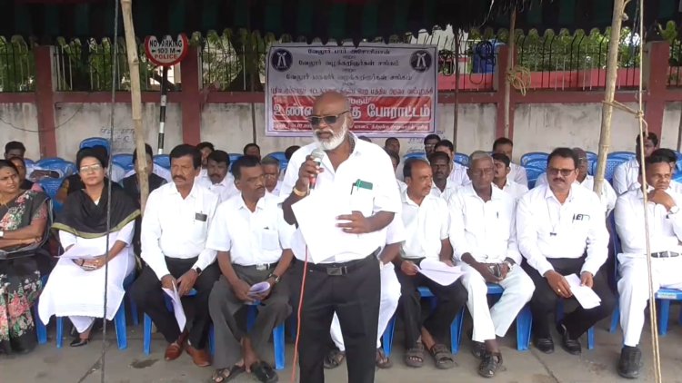 புதிய சட்டங்களை எதிர்த்து போராடிய வழக்கறிஞர்கள்!நெல்லையில் லட்டு கொடுத்ததால் பதற்றம்!
