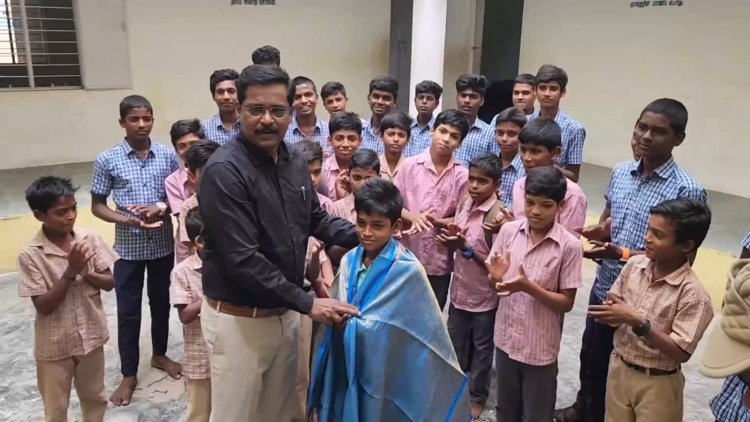 மாணவனுக்கு சால்வை அணிவித்து பிறந்தநாள் வாழ்த்து தெரிவித்த ஆட்சியர்!