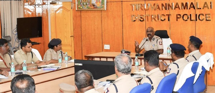 துப்பாக்கியை உடன் வைத்திருங்கள்! லத்தியை ஏன் மறந்தீர்கள்? சட்டம் ஒழுங்கு கூட்டத்தில் ஏ.டி.ஜி.பி. அறிவுரை!