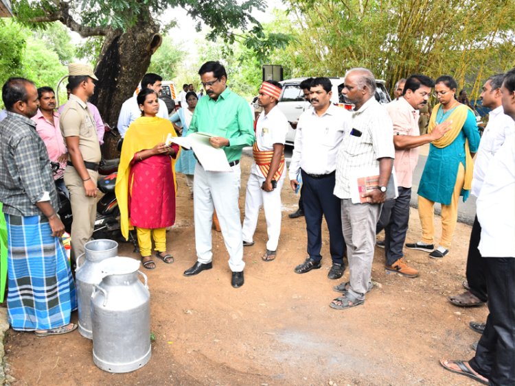 அதிகாரிகளால் மூடி மறைக்கப்பட்ட திட்டங்களை 'உங்களைத் தேடி உங்கள் ஊரில்"  மூலம் வெளிக் கொண்டுவந்த கலெக்டர்!
