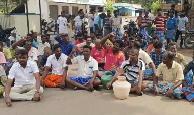 டிரான்ஸ்பார்மரை மாற்ற ஊர்மக்களிடம் 10,000/- லஞ்சம் கேட்ட மின்சார அதிகாரிகள்! சாலை மறியலால் பரபரப்பு!