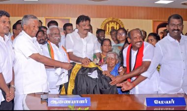 95 வயது தாய்... மேயர் அங்கி செங்கோல் கொடுத்து மகனை வாழ்த்தினார்!