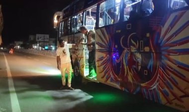 போதை ஆசாமியை பேருந்திலிருந்து இழுத்து கீழே தள்ளி நடத்துநர்.