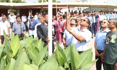 நறுவீ மருத்துவமனையில் தேசிய கொடியேற்றிய ஜி.வி.சம்பத்!