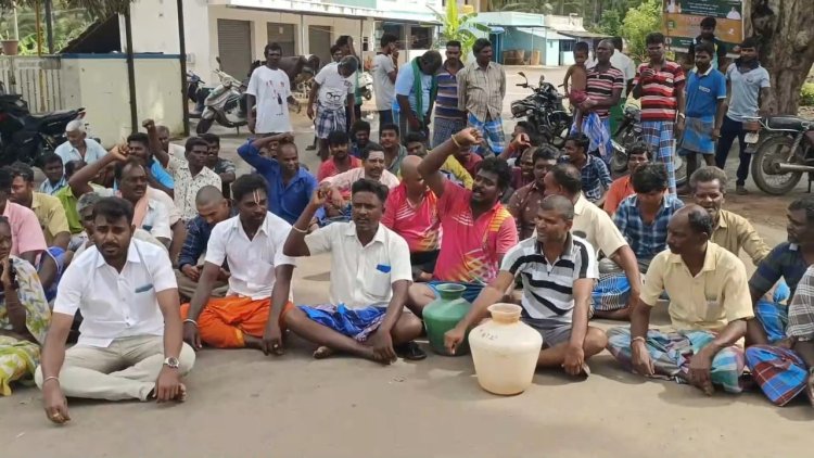 டிரான்ஸ்பார்மரை மாற்ற ஊர்மக்களிடம் 10,000/- லஞ்சம் கேட்ட மின்சார அதிகாரிகள்! சாலை மறியலால் பரபரப்பு!