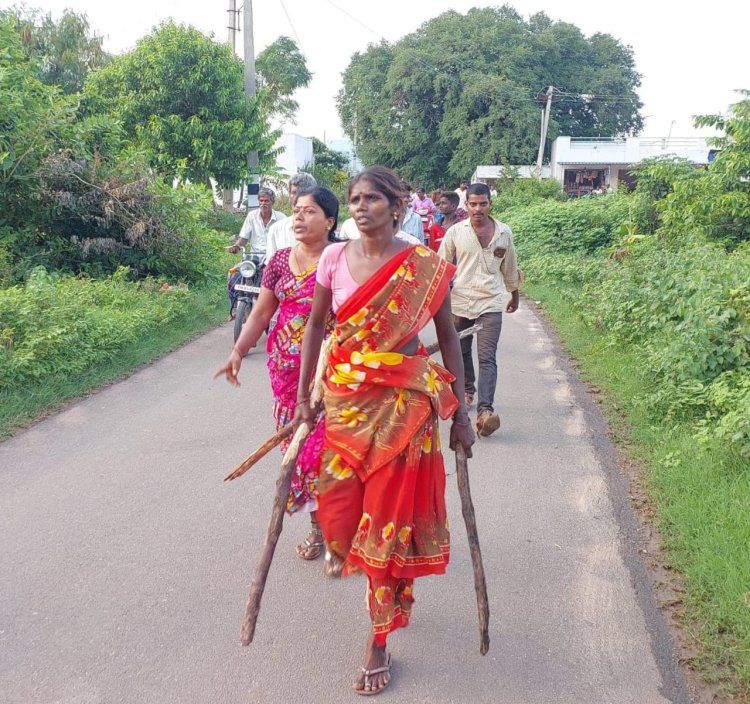 போலீசாரின் லிமிட் பிரச்சனையால் சாலையில் கிடந்த சடலம்! டாஸ்மாக்கை நொறுக்க தடியுடன்புறப்பட்ட பெண்களால் பரபரப்பு! டிஎஸ்பி மெத்தனம்!