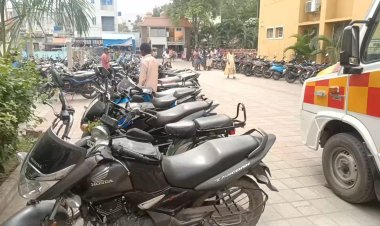 அரசு மருத்துவனையில் வரிசை கட்டி நிற்கும் இருசக்கர வாகனங்கள்!