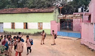 லேட்டாக வரும் ஆசிரியர்கள்! பள்ளி குழந்தைகள் வெளியே அவதி!