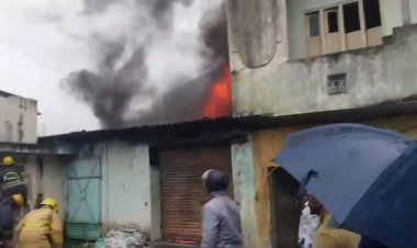 கொட்டும் மழையிலும் எரிந்த மர குடோன்!