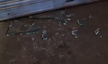 கடை கண்ணாடிகளை உடைத்து ரகளை செய்த சகோதரர்கள்! பிரதான சாலையில் பதற்றம்!