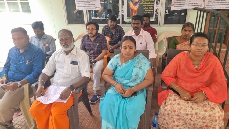 வட்டாட்சியர் அலுவலக வாயிற்படியில் நில அளவையர்கள் போராட்டம்!