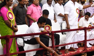 அலங்காநல்லூரில் சீறிப்பாய்ந்த காளைகள்! போட்டியை துவக்கிவைத்த துணை முதல்வர்! நின்றுக் கொண்டே இன்ஸ்ட்ரெக்ஷன்களை கொடுத்த கலெக்டர்!