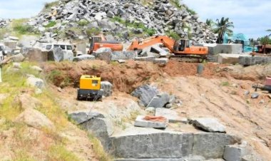 அதிகாரிகள் தயவில் கிருஷ்ணகிரியிலிருந்து கர்நாடகாவுக்கு கடத்தபடும் பாறை கற்கள்! கலெக்டரிடம் புகார் அளித்தும் "நோ யூஸ்"!