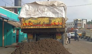  கரும்பு கழிவுகள் சாலையில் கொட்டியதால் போக்குவரத்துக்கு பாதிப்பு!