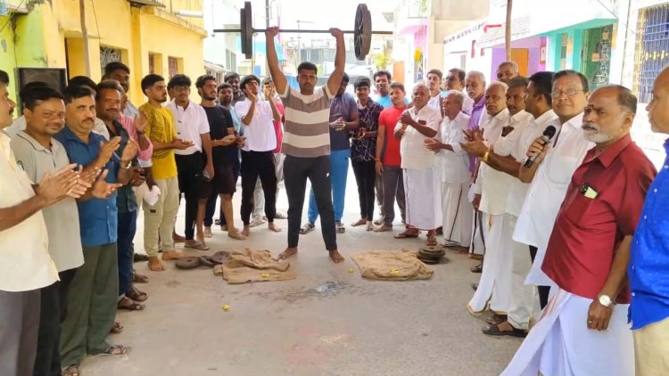 பொங்கல் விழாவில் பளு தூக்கி அசத்தல்!