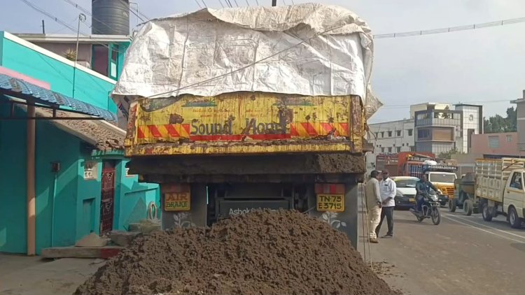  கரும்பு கழிவுகள் சாலையில் கொட்டியதால் போக்குவரத்துக்கு பாதிப்பு!