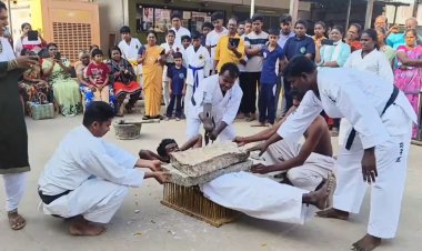 வயிற்று மீது பாறை உடைத்து சாகசம்! கராத்தேவில் பரிசுகள்!