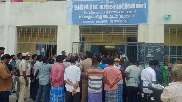 மாணவிகளுக்கு பாலியல் தொல்லை கொடுத்தவனை மக்கள் பிடித்து போலீசில் ஒப்படைப்பு!