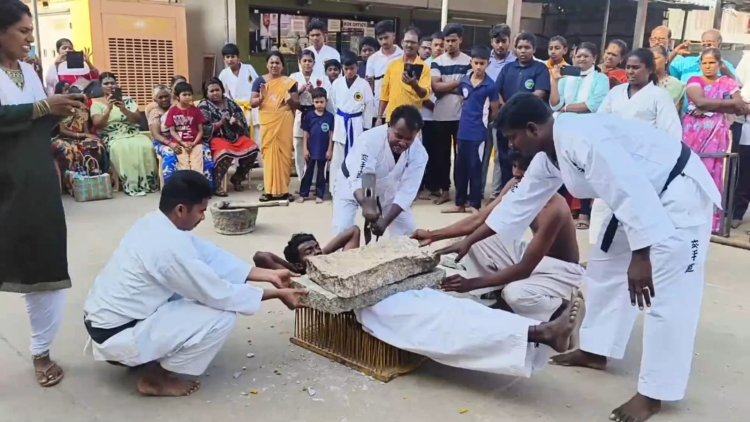 வயிற்று மீது பாறை உடைத்து சாகசம்! கராத்தேவில் பரிசுகள்!