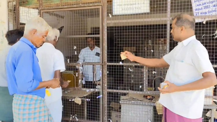 பீர் மற்றும் குவாட்டருக்கு பத்து ரூபாய் கேட்ட சேல்ஸ் மேன் ! தர மறுத்து மது பிரியர் வாக்குவாதம்!