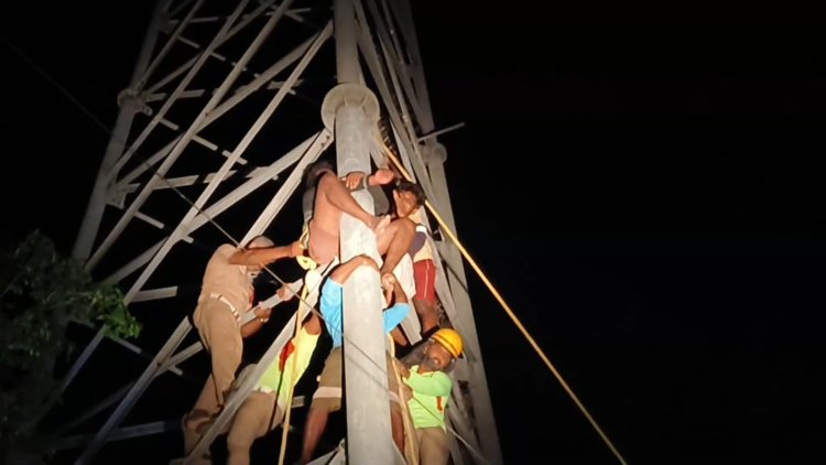 செல் போன் டவர் மீது ஏறி ரகளை செய்த சரக்கு பார்ட்டி!