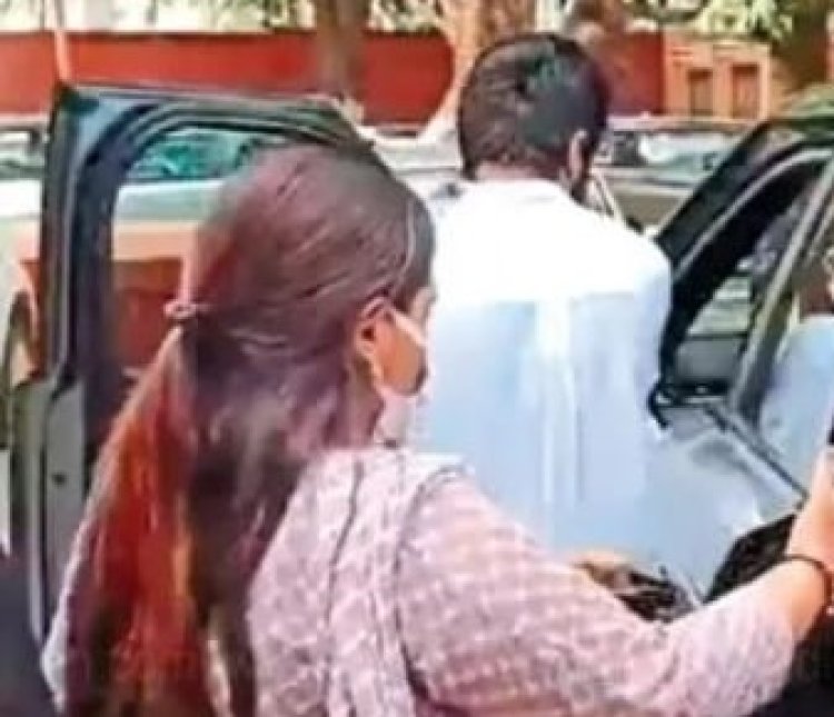 ஒரே காரில் வந்து விவாகரத்து கோரிய இசையமைப்பாளர் குடும்பம்!
