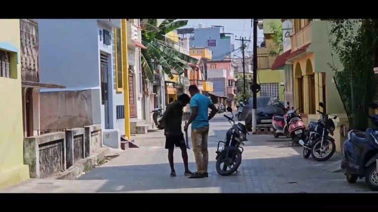 பட்டப் பகலில் பட்டாகத்தியுடன் வலம் வந்த போதை ஆசாமி!