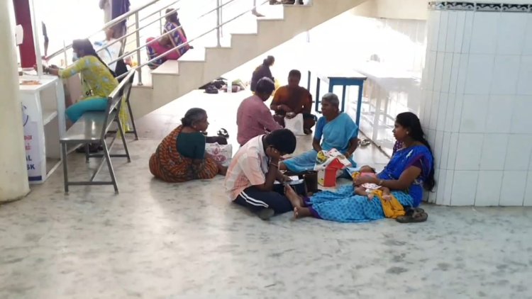 அரசு ஆஸ்பத்திரியில் இருக்கை இல்லாததால் தரையில் அமரும் பொதுமக்கள்!