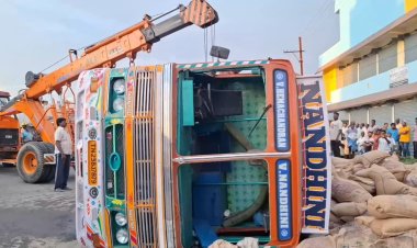 பானி பூரிகடையில் கவிழ்ந்த லாரி!