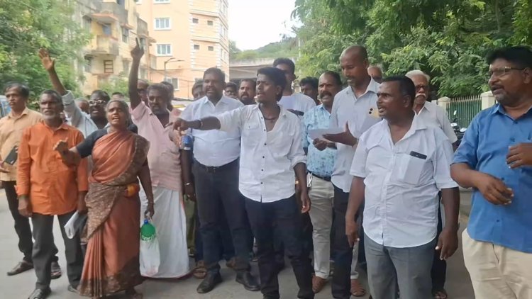 வேலூர் மாநகராட்சியை கண்டித்து ஆட்சியர் அலுவலகத்தில் ஆர்பாட்டம்!