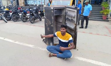     டார்லிங் ஷோரூமில் வாங்கிய குளிர்சாதனப்பெட்டி வெடித்து கருகியது!