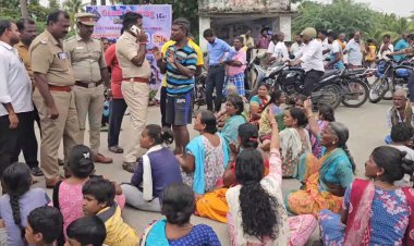 வீட்டுக்குள் மழை வெள்ளம்... அதிகாரிகளை கண்டித்து சாலைமறியல்!