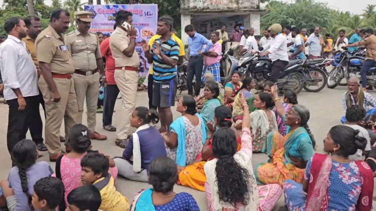 வீட்டுக்குள் மழை வெள்ளம்... அதிகாரிகளை கண்டித்து சாலைமறியல்!