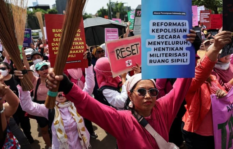 துடைப்பம் ஏந்தி போராடிய பிங்க் பெண்கள்!