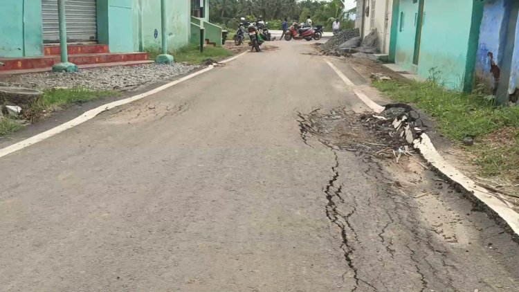 ஒரு மாதத்திற்கு முன்பு போடப்பட்ட தார் சாலை சேதம்!