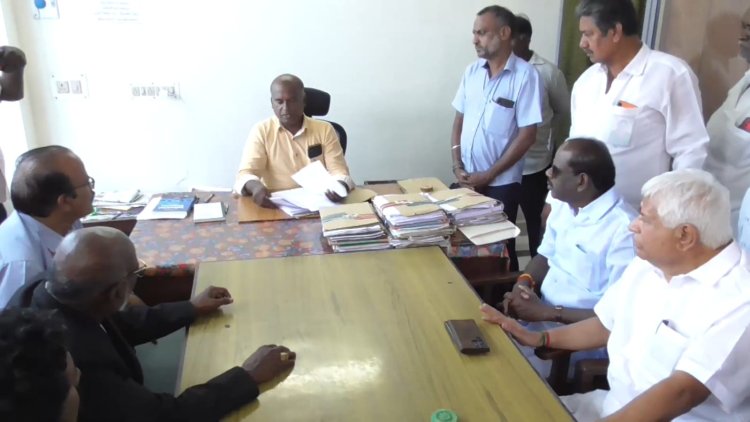 தொழிலாளர்களை ஏமாற்றும் நலத்துறை அதிகாரிகள்!