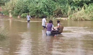  எம்.எல். ஏ எம்பி எங்கே போனார்கள்! வெள்ளத்தில் தத்தளிக்கும் மாணாக்கள்!