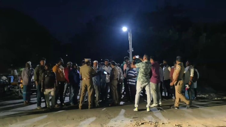 நிஜமாகவே ரயிலை மறித்த வாணியம்பாடி பொதுமக்கள்! அடுத்த தேர்தலுக்கும் இதே வாக்குறுதிங்களா எம்பி சார்!