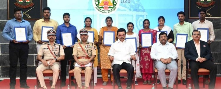 காவலர் வீரவணக்க நாள்!டிஜிபி மலர் வளையம் வைத்து மரியாதை!  முதல்வர் அளித்த சர்ப்ரைஸ்! 